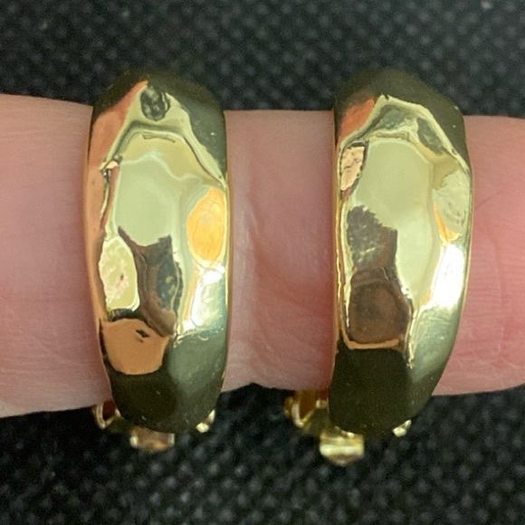 Vintage Clip on gold tone textured earrings - Picture 2 of 7